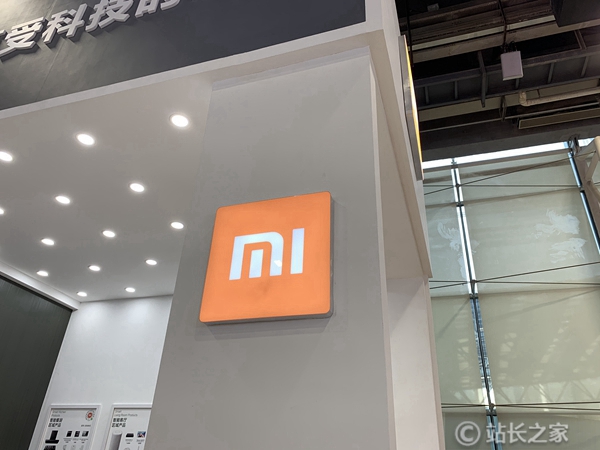 雷军亮相首场代表通道：小米将把最新的AI技术应用到各个终端上