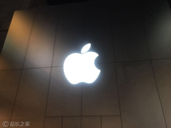 苹果重组AI高管团队，Siri升级延后至未来五年规划——AI高管团队重组影响Siri升级计划，预计推迟至2026年。