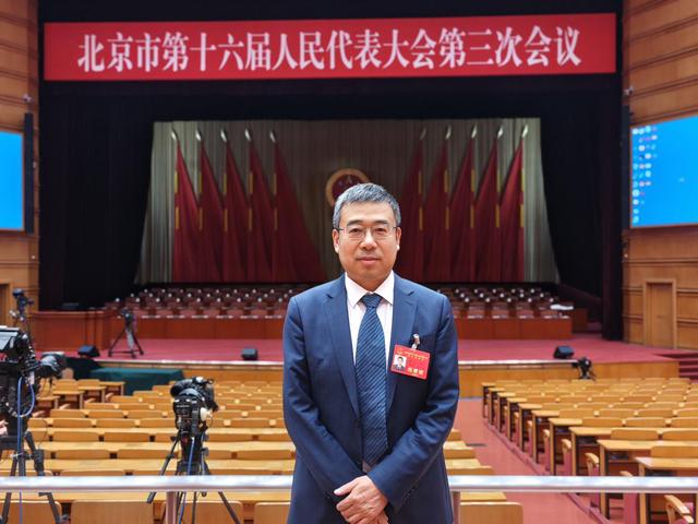 张旭代表：把北京建设成人工智能赋能科学研究的全球中心城市