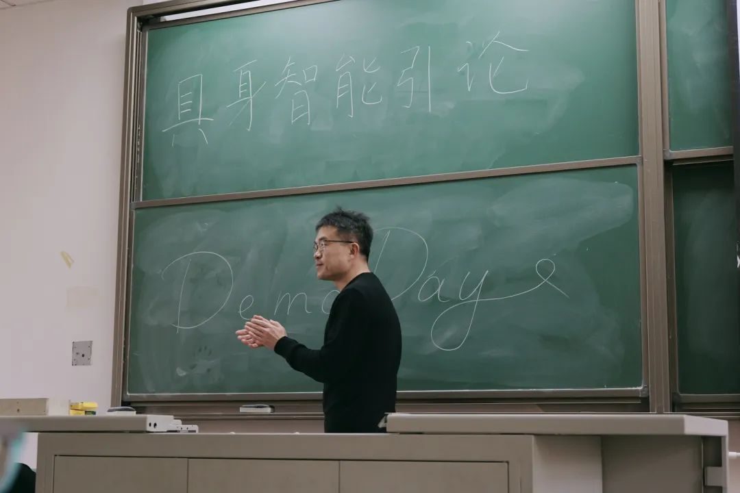 2024年秋季学期最后一节AI课，80多位复旦同学人手一个机器人|人工智能赋能高等教育