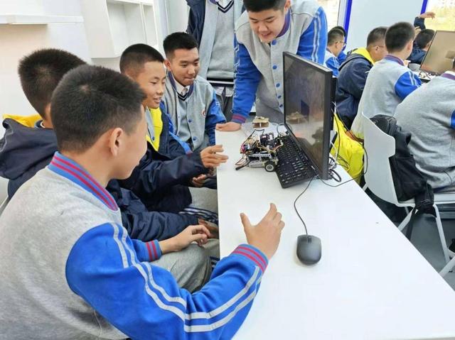 逐梦科技星辰，共绘人工智能画卷——济南五中开展科技教育实践活动