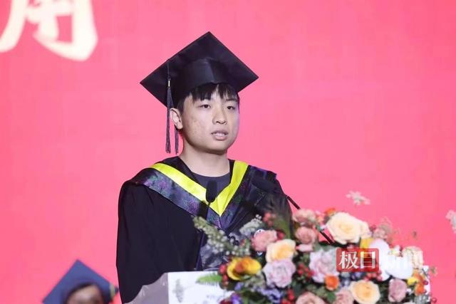 本科就在人工智能顶级会议发表论文，他从江大直博香港科技大学