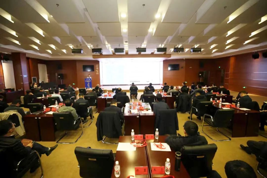 强化AI基座发展国产人工智能生态