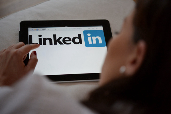 LinkedIn首席运营官分享如何在工作中巧妙运用AI